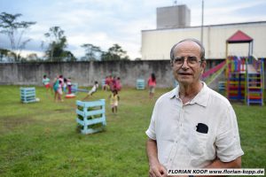 Pfarrer Xavier Arbex spielt mit den Kindern des von ihm gegründeten Heimes "Hogar Principito" (dt.: Der Kleine Prinz) auf Spielgeräten, die er nach einem schweizer Vorbild nachbauen ließ, Puerto Maldonado, Departamento Madre de Dios, Peru; Foto: Florian Kopp