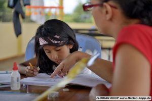 Kinder des von Pfarrer Xavier Arbex gegründeten Kinderheimes "Hogar Principito" (dt.: Der Kleine Prinz) werden am Nachmittag bei ihren Hausaufgaben betreut, Puerto Maldonado, Departamento Madre de Dios, Peru; Foto: Florian Kopp