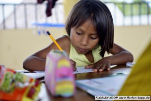 Kinder des von Pfarrer Xavier Arbex gegründeten Kinderheimes "Hogar Principito" (dt.: Der Kleine Prinz) werden am Nachmittag bei ihren Hausaufgaben betreut, Puerto Maldonado, Departamento Madre de Dios, Peru; Foto: Florian Kopp