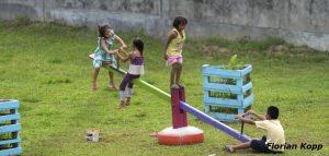 Kinder des Heimes "Hogar Principito" (dt.: Der Kleine Prinz) spielen auf Spielgeräten, die Pfarrer Xavier Arbex nach einem schweizer Vorbild nachbauen ließ, Puerto Maldonado, Departamento Madre de Dios, Peru; Foto: Florian Kopp