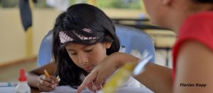 Kinder des von Pfarrer Xavier Arbex gegründeten Kinderheimes "Hogar Principito" (dt.: Der Kleine Prinz) werden am Nachmittag bei ihren Hausaufgaben betreut, Puerto Maldonado, Departamento Madre de Dios, Peru; Foto: Florian Kopp